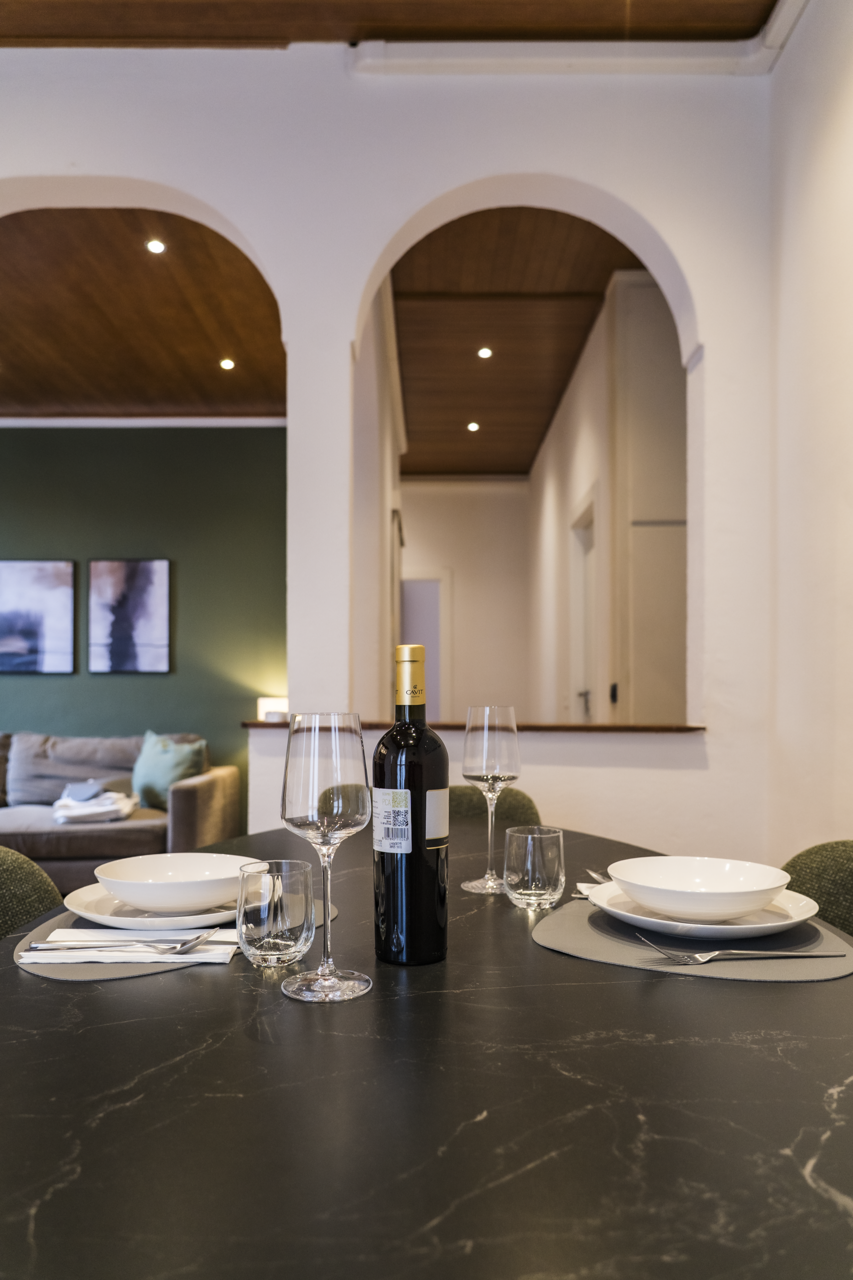 Tavola apparecchiata nella sala da pranzo con gli archi storici dell'Appartamento 1