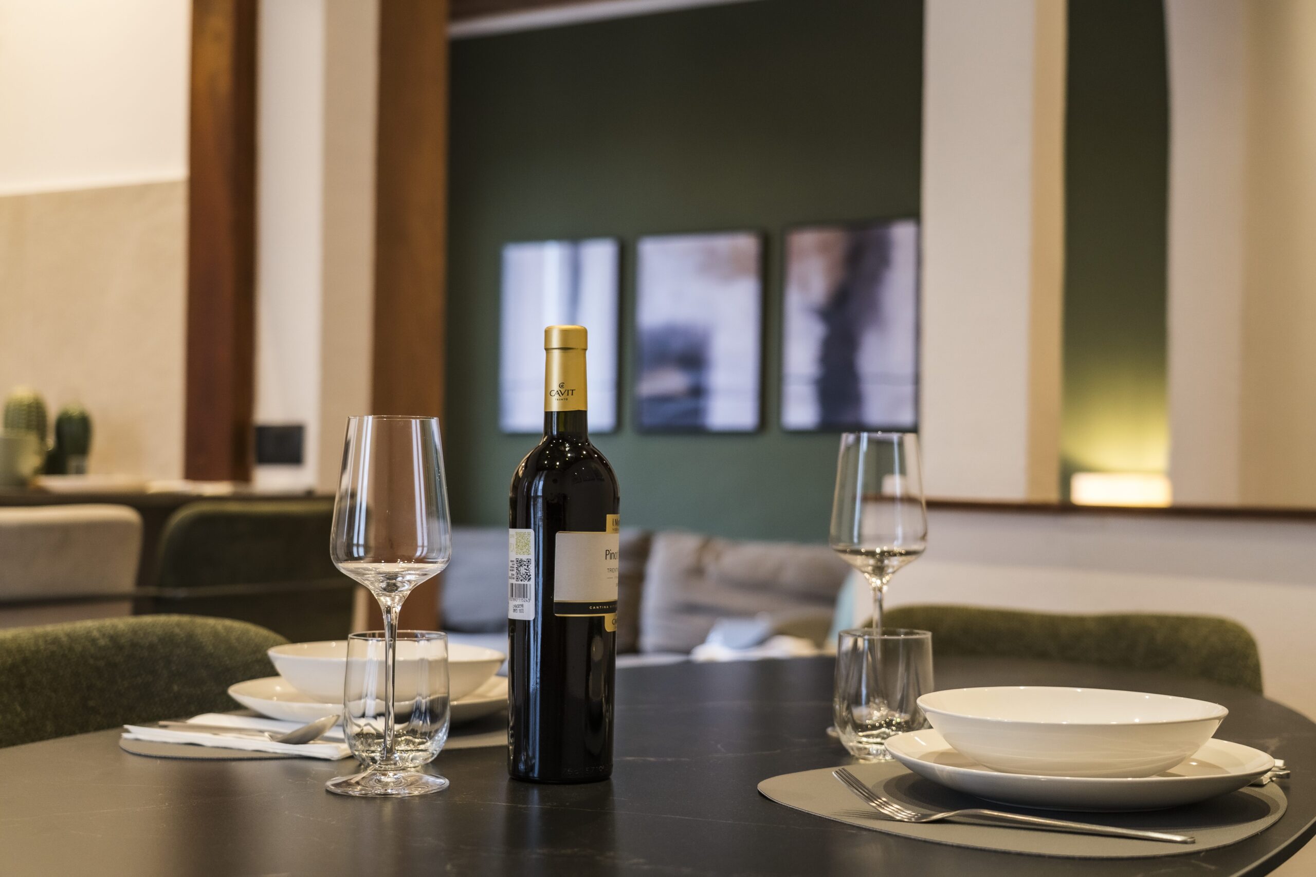 Sala da pranzo apparecchiata in un appartamento TonyMan a Bologna