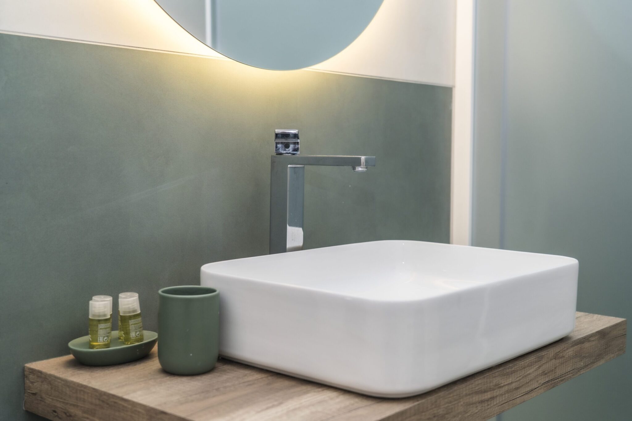 Bagno dell'Appartamento 2 a Bologna con lavabo d'appoggio e specchio retroilluminato