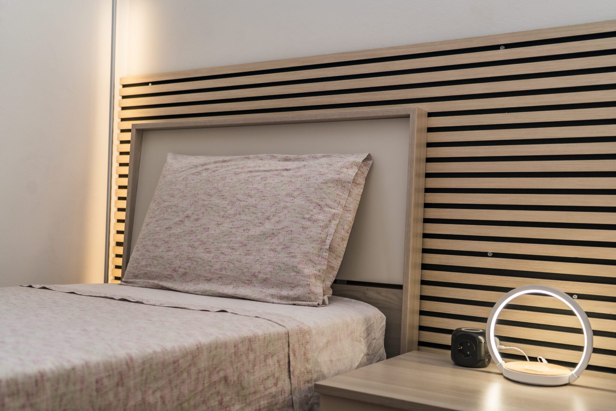 Camera con letto singolo dell'Appartamento 2 con testiera a doghe in legno