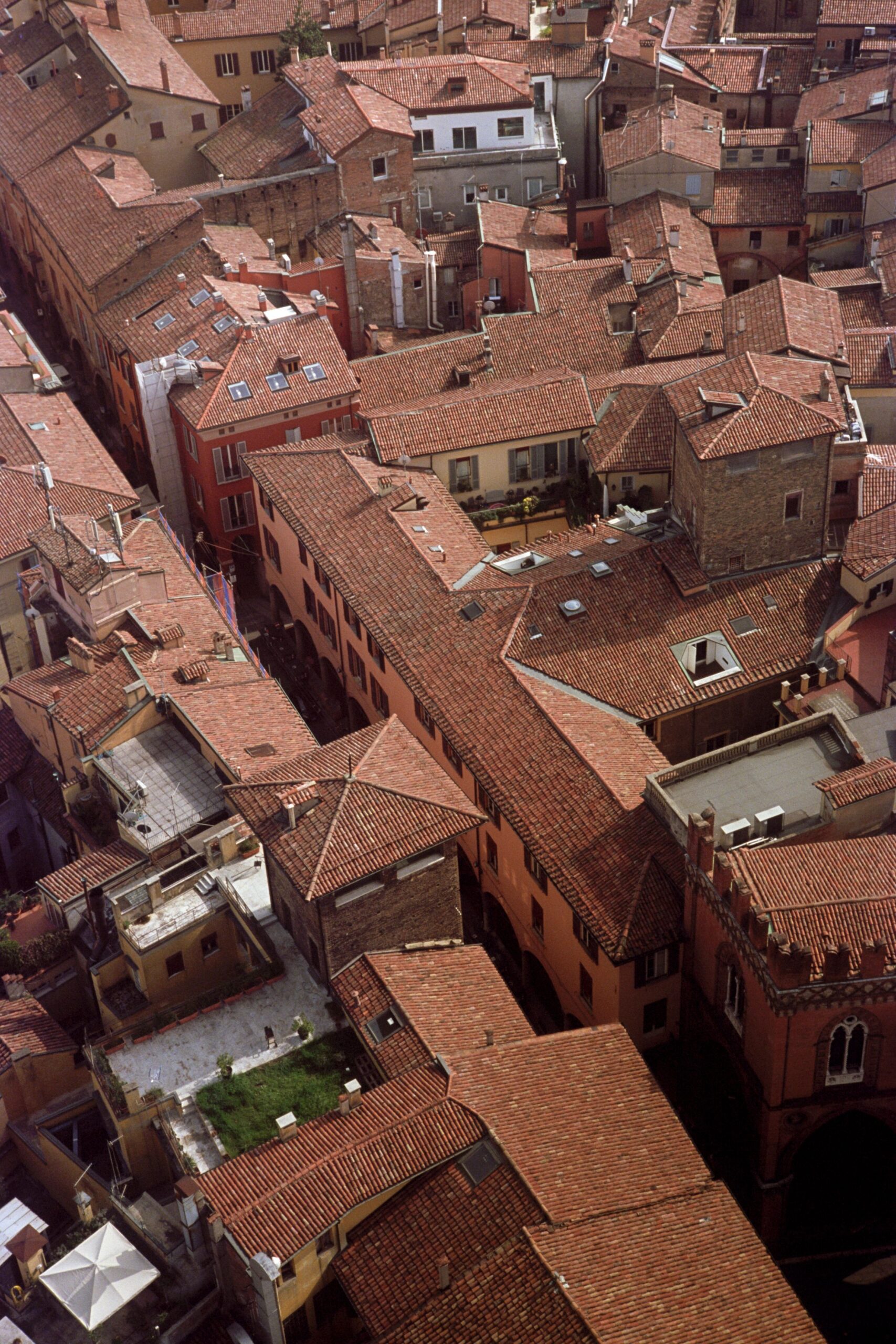 I tetti rossi del centro storico di Bologna visti dall'alto